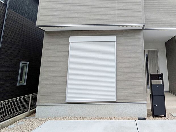 外観を損なわないシンプルなデザインの操作しやすいシャッター！防犯や台風対策に効果的です 