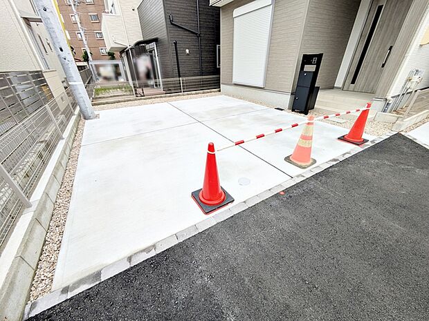 コンクリート駐車場で見た目もオシャレ。車体やタイヤに負担がなく駐車可能な並列駐車場 