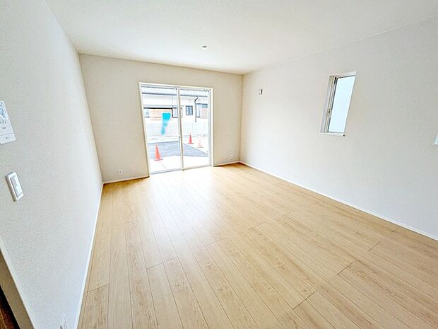 【リビング15帖】 LDKはゆとりの15帖、家族がのびのびと過ごせる場所です！大きな窓のあるリビングは、陽光あふれる明るい空間です。居心地良く、憩いの空間となりそうですね。 