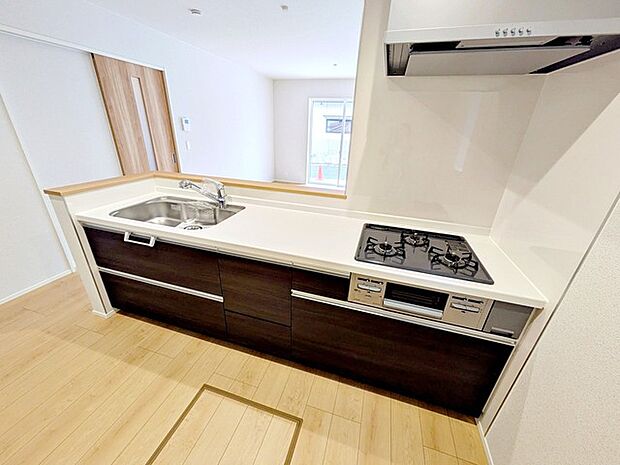 【キッチン】 人気の対面キッチンは料理をしながらご家族やお客様との会話が楽しめます！ 