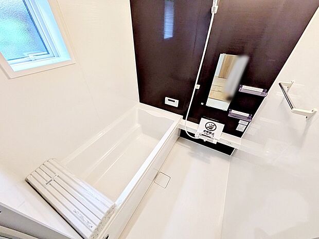 【浴室】 防水性や保温性に優れたシステムバスルーム！洗い場と脱衣所の段差が少なくバリアフリー 