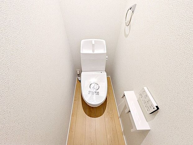 【トイレ】 各フロア1カ所ずつシャワー機能付トイレを設置しており、忙しい朝の混雑も解消！ 