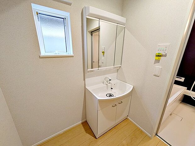 【洗面台】 洗面台の三面鏡の裏には収納があるので、見られたくないものの収納に便利 