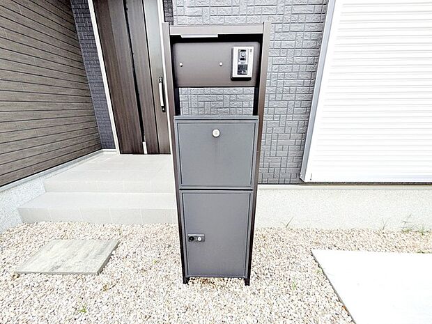 不在時でも荷物が受け取れる『宅配ボックス』設置。対面なしで受け取れるので、防犯対策にもなります。 
