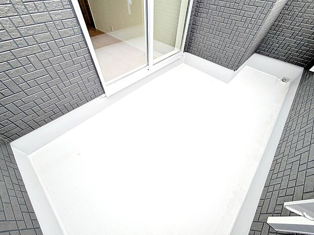 【バルコニー】 太陽の光を直接浴びることができるので晴れの日は乾きも早く快適にお使いいただけます。 