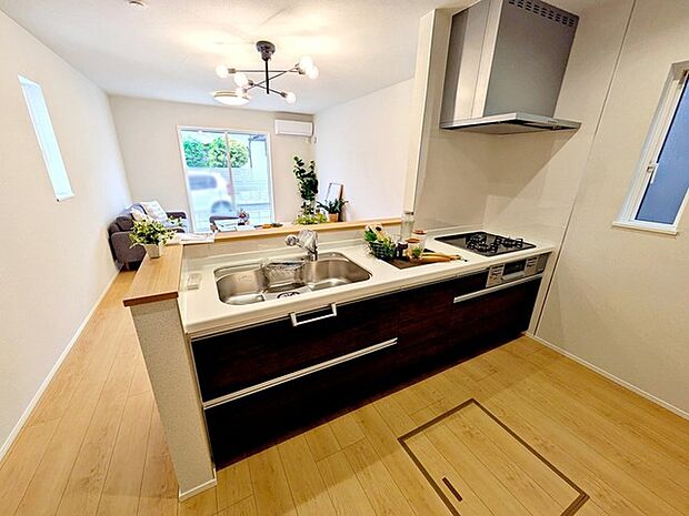 【キッチン】 小さなお子様にも目が届く、使い勝手の良い対面キッチンで楽しくお料理ができます！ 