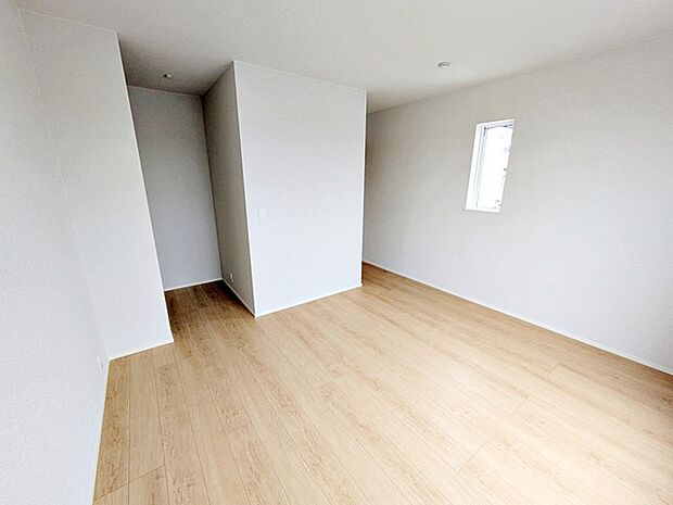 【洋室7.5帖】 寝室には大きな収納スペースがあり、室内を広々と利用できます！ 