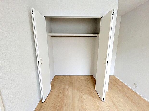 各居室に収納を設けました！たっぷり収納できます。お部屋を最大限広くご活用いただけます。 