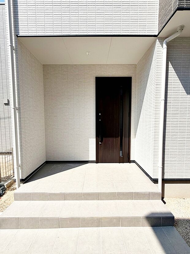 玄関が深い位置にあるので雨に濡れることなく身支度ができます