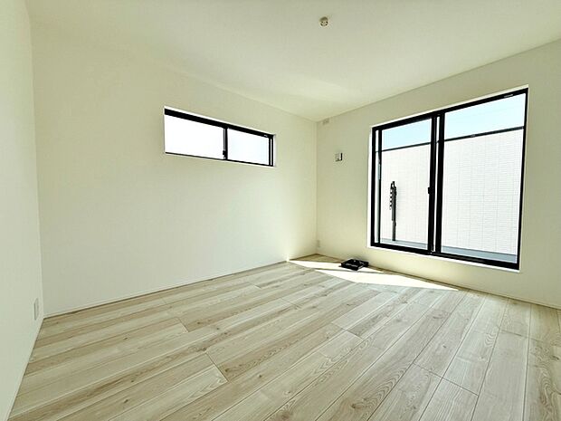 【洋室7帖】 明るく風通しの良いクローゼット付きの洋室は、心地のいい朝を迎えられそうです。