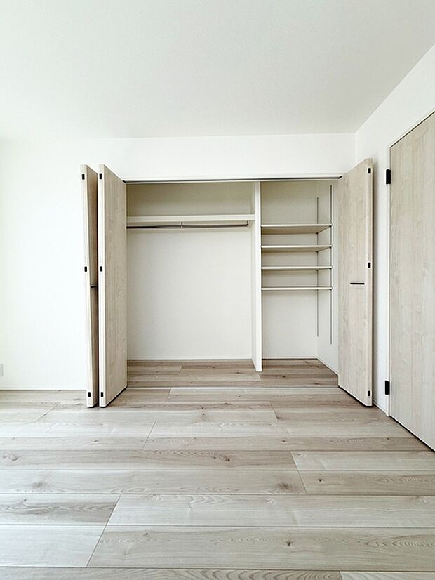 【クローゼット】 壁面クローゼットがあればタンスを置く必要がなく、出っ張りのないスッキリ空間を維持できます。