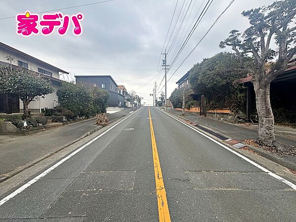 前面道路も広く車通りも少ないので、運転が苦手な方でも自分のペースで駐車ができます！