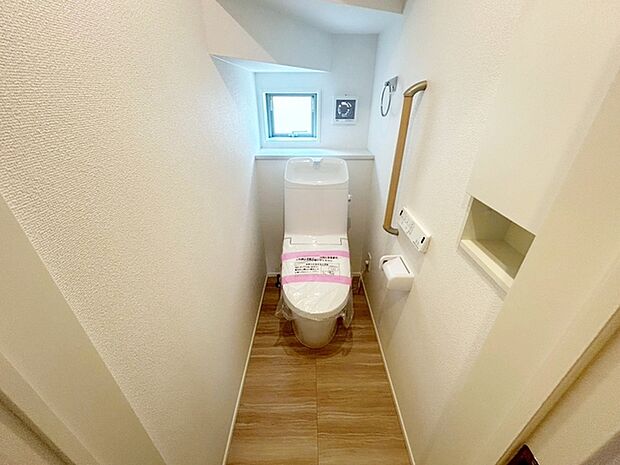 【トイレ】 各フロア1カ所ずつシャワー機能付トイレを設置しており、忙しい朝の混雑も解消！ 