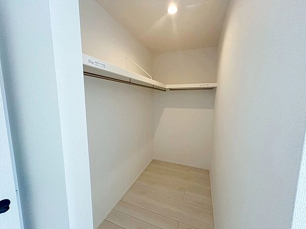 【WIC】 ウォークインクローゼットは洋服、帽子、バッグなど全て収納可能！お部屋がスッキリ整理整頓できます！ 