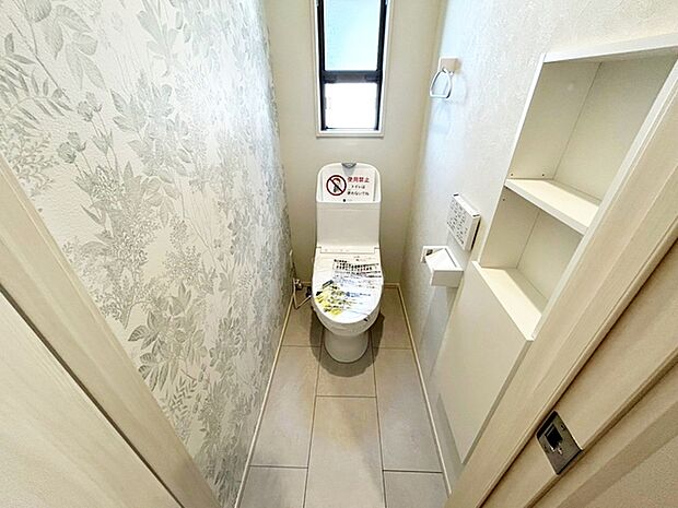 【トイレ】 1、2階共にシャワー機能付！小窓が付いている為換気もスッキリして頂けます。 