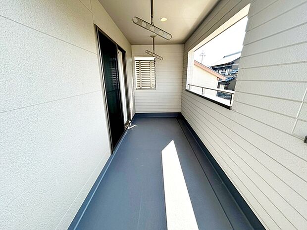 【バルコニー】 天候で洗濯物を室内干しにするかバルコニーに干すか悩む日にはインナーバルコニーは強い味方 