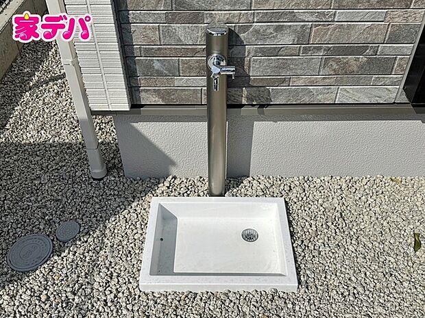 玄関横には立水栓が設置されています！お庭の水撒き、洗車、お掃除、お子様の水遊びなど便利です！ 