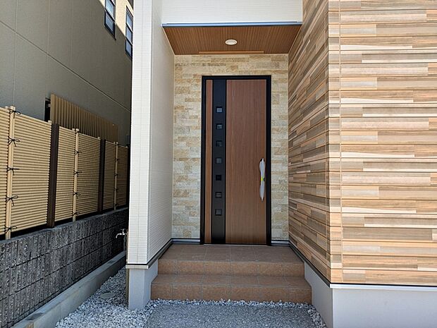 雨の日の出入りも濡れにくい玄関ポーチ 