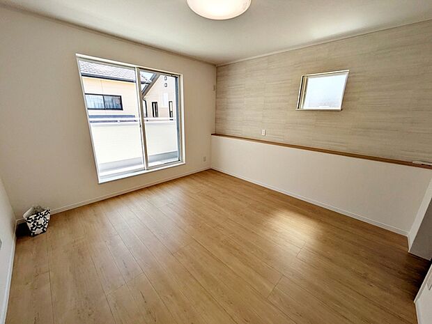 【洋室8帖】 主寝室には衣類収納やタンスを置く事もできるＷＩＣ付き！室内を広々と使えますね。  