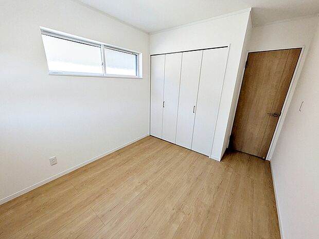 【洋室5.2帖】 お子様の一人部屋に最適な居室です。クローゼット付きで自然とお片付けできる環境に！ 