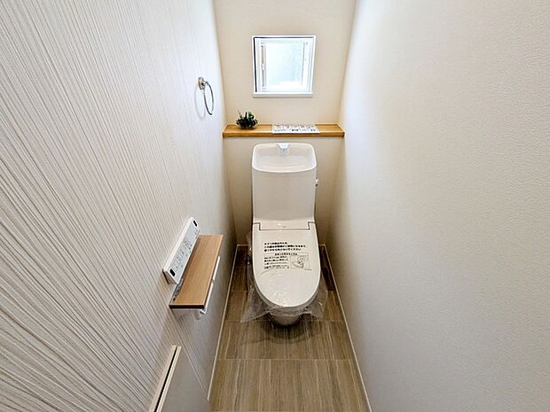 【トイレ】 各フロア1カ所ずつシャワー機能付トイレを設置しており、忙しい朝の混雑も解消!