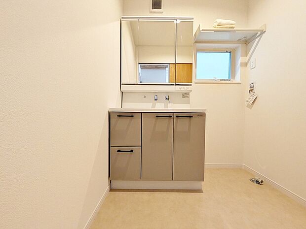 【洗面台】 洗面台の三面鏡の裏には収納があるので、見られたくないものの収納に便利