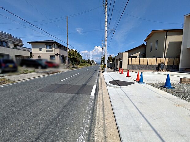 前面道路:北西側約12m幅 前面道路も広く車通りも少ないので、運転が苦手な方でも自分のペースで駐車ができます!