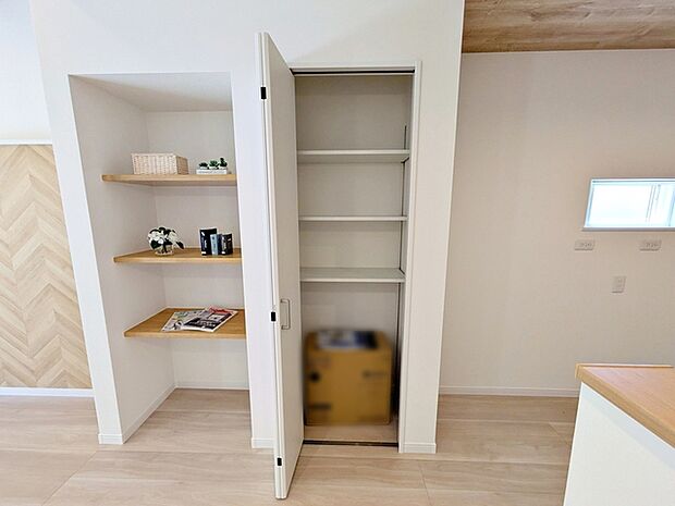 【パントリー】 食品や飲料のほか、日常使う頻度の少ない調理器具や食品類をストックできます。