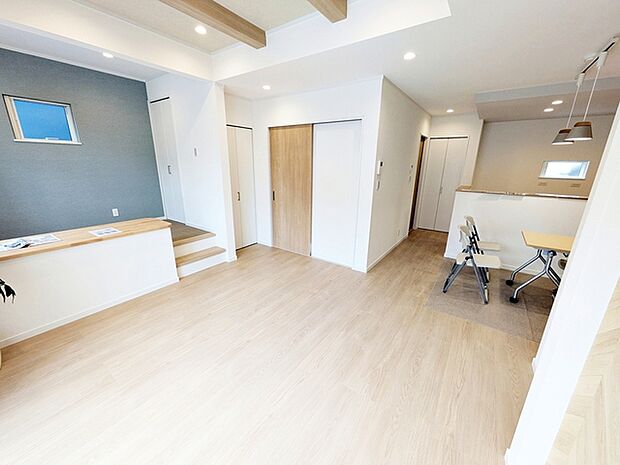 【リビング19.7帖】 リビングステージ隣接！広さ19.7帖の明るく開放的なリビング。ご友人を招いてホームパーティーも楽しめます 