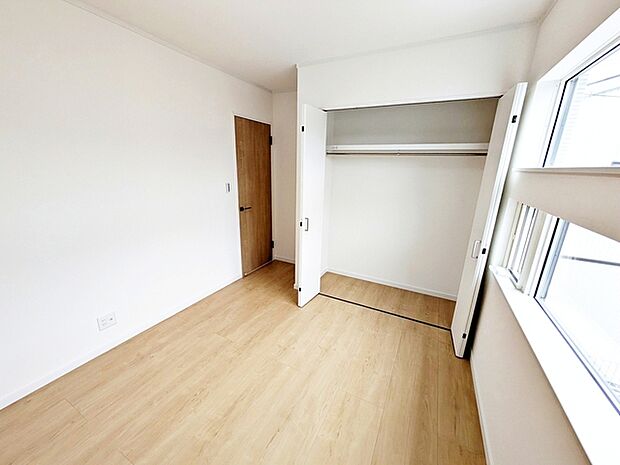 【洋室5.2帖】 お子様の一人部屋に最適な居室です。クローゼット付きで自然とお片付けできる環境に！ 
