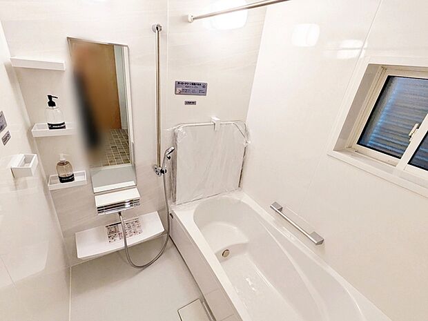 【浴室】 ゆったり入れる浴槽、一日の疲れを癒してくれるくつろぎのバスタイムを… 