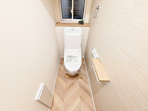 【トイレ】 各フロア1カ所ずつシャワー機能付トイレを設置しており、忙しい朝の混雑も解消！ 