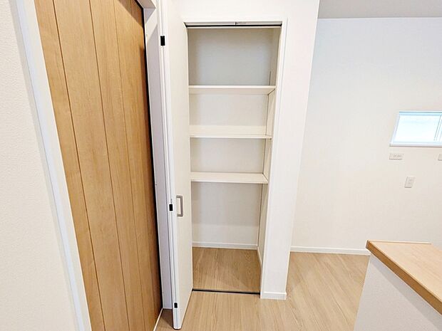 【パントリー】 食品や飲料のほか、日常使う頻度の少ない調理器具や食品類をストックできます。