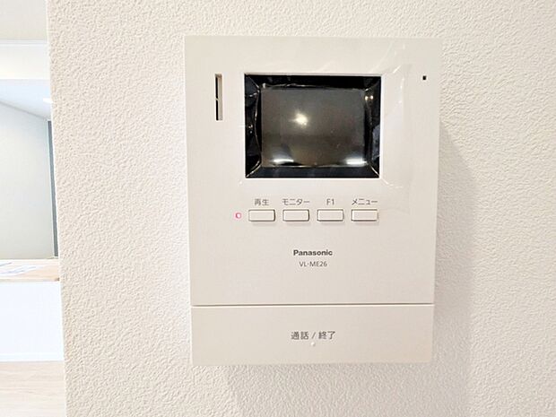 留守中の来訪者画像を自動で録画・保存できる録画機能を内蔵。防犯性に優れた安心のシステム。スッキリとしたデザインで、誰でも簡単に操作していだけます。