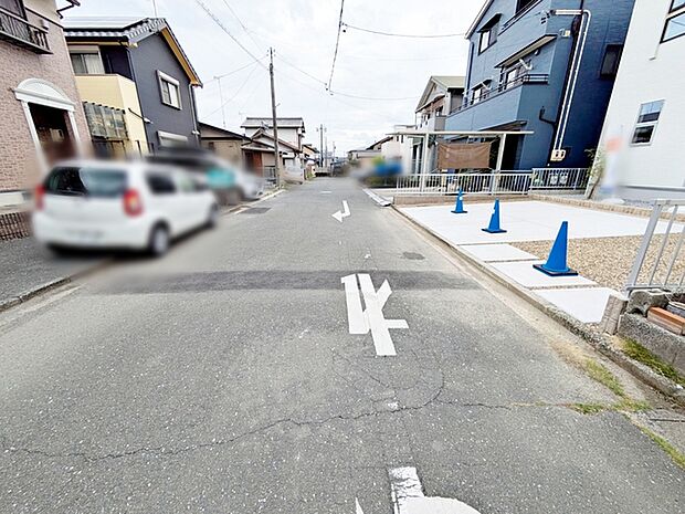 前面道路：南側約6ｍ幅 前面道路も広く車通りも少ないので、運転が苦手な方でも自分のペースで駐車ができます！ 