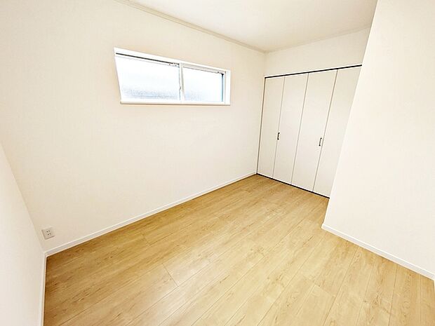 【洋室5.5帖】 腰窓で机や家具の配置がしやすい洋室5.5帖。子供部屋や書斎にもオススメです！ 