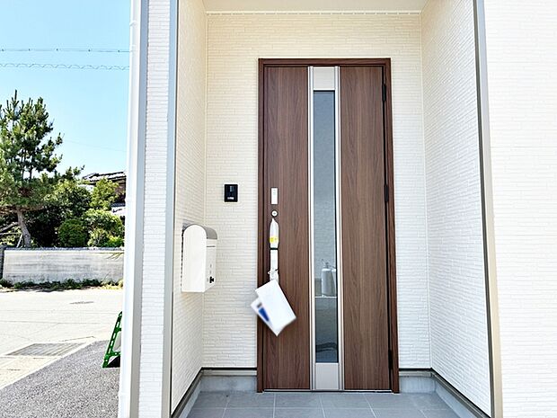 お洒落な玄関ポーチがご家族のお帰りを明るくお迎えしてくれます。