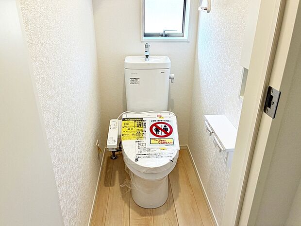 【トイレ】 1、2階共にシャワー機能付!小窓が付いている為換気もスッキリして頂けます。