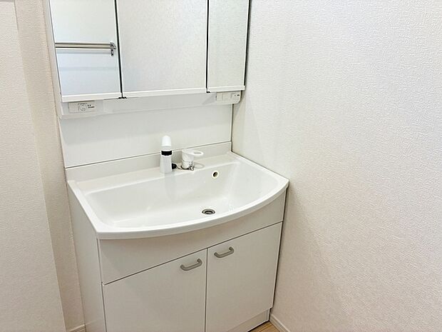 【洗面台】 洗髪・洗面・化粧などができる機能と収納スペースを一体化した洗面台です。