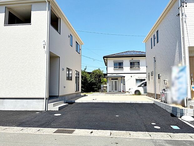 リビングに面したお庭ではハーブやお花を植えてガーデニングを楽しんだり、家族でBBQなど楽しみ広がります