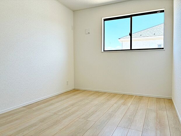 【洋室6帖】 2面採光で、晴れの日の日中はいつも明るい室内に。窓を開放すれば気持ちの良い風が入ります。