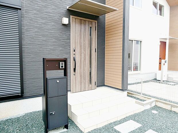 庇があり、雨にも濡れにくい玄関ポーチ