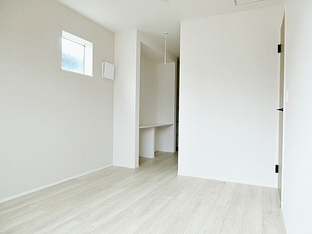 【洋室6帖】 寝室にはユーティリティとウォークインクローゼットも付いてます!吊下げ物干しもあり室内干しもできます。