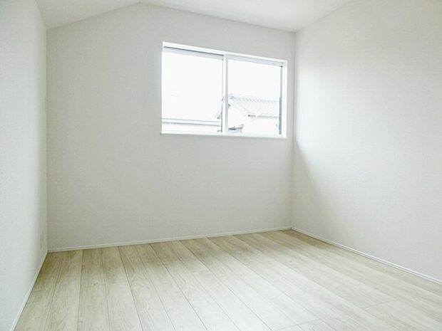 【洋室4.5帖】 お子様にとっての初めての「自分の部屋」。学習机やベッドの配置もラクラクです。