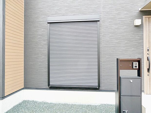 台風などから窓を守り、外出時の防犯対策に開け閉め楽々なシャッター式