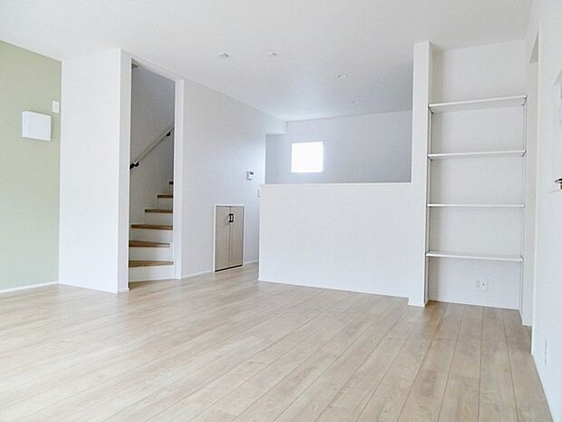 【リビング16.8帖】 自室に向かうお子さんの様子を伺うこともでるリビング階段。親御さんにとって嬉しいつくりですね！ 