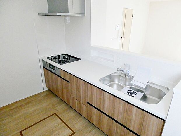 【キッチン】 リビングで遊んでいるお子様を見ながらお料理ができ、子育て中のパパママにも安心の設計です！ 