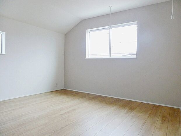 【洋室7.5帖】 吊下げ物干しがあり室内干しができます。南向きならではの恵まれた採光・通風で気持ちよく乾きそうです。