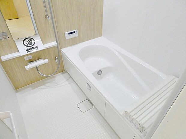 【浴室】 防水性や保温性に優れたシステムバスルーム！洗い場と脱衣所の段差が少なくバリアフリー 