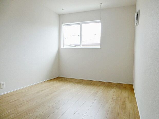 【洋室5.2帖】 南向きならではの恵まれた採光・通風。明るいお部屋は開放感がありますね。 